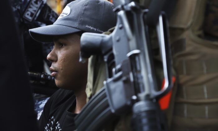 Задержан подозреваемый в убийстве возле рынка в Сан-Сальвадоре, Сальвадор, 27 марта 2022 года. Фото: SalvadorMelendez/AP Photo
 | Epoch Times Россия