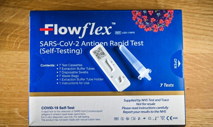 Набор для самотестирования Flowflex COVID-19 Lateral Flow (LFT), содержащий экспресс-тест на антиген SARS-CoV-2, расположенный для фотографии, в Лондоне 20 февраля 2022 года. (Justin Tallis/AFP via Getty Images)
 | Epoch Times Россия