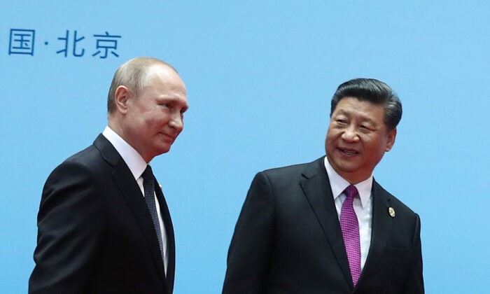 Си Цзиньпин и Владимир Путин на церемонии приветствия в последний день форума «Один пояс, один путь» в Пекине, 27 апреля 2019 г. Фото: ValerySharifulin/Sputnik/AFPviaGettyImages
 | Epoch Times Россия