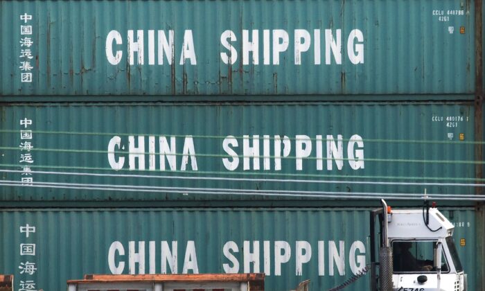 Грузовик проезжает мимо контейнеров ChinaShipping в порту Лос-Анджелеса в Лонг-Бич, Калифорния, 1 сентября 2019 года. (MarkRalston/AFP viaGettyImages)
 | Epoch Times Россия