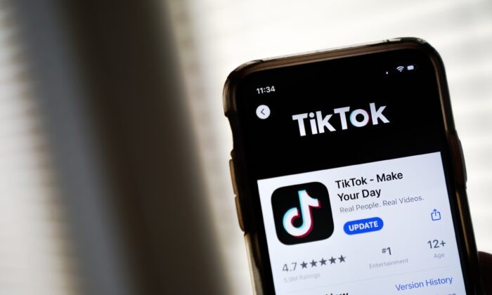 Приложение TikTok отображается в AppStore на AppleiPhone в Вашингтоне 7 августа 2020 года. (DrewAngerer/GettyImages)
 | Epoch Times Россия