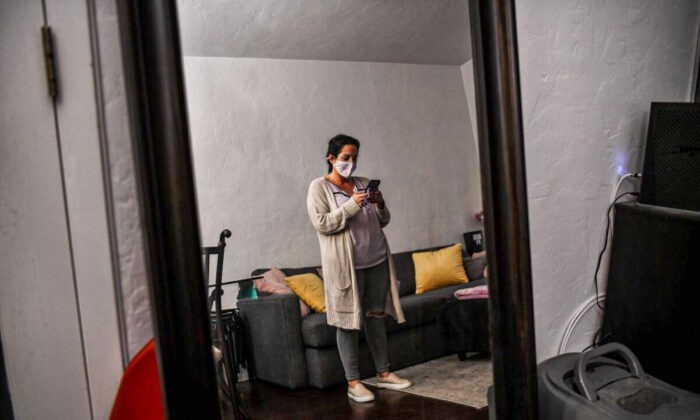 Женщина в своём доме в Майами-Бич, Флорида, 20 февраля 2021 года во время пандемии COVID-19. (Chandan Khanna/AFP via Getty Images)
 | Epoch Times Россия