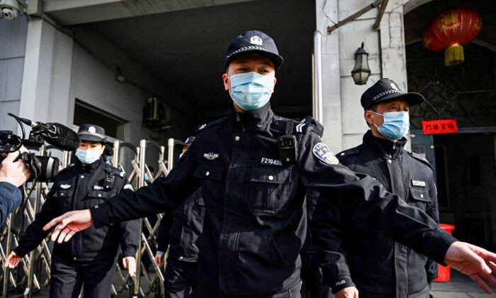 Полицейские охраняют боковой вход в Народный суд Даньдуна в северо-восточной китайской провинции Ляонин, 19 марта 2021 года. Фото: NoelCelis/AFPviaGettyImages
 | Epoch Times Россия