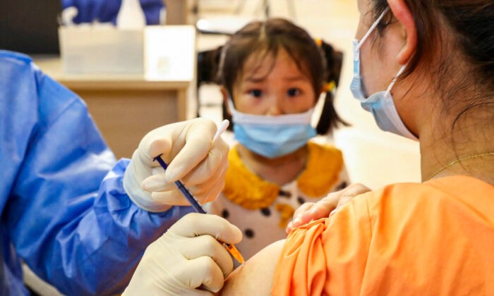 Ребёнок получает вакцину против COVID-19 от China National Biotec Group (CNBG) в Наньтуне, восточная китайская провинция Цзянсу, 5 июля 2021 года. Фото: STR/AFP via Getty Images
 | Epoch Times Россия