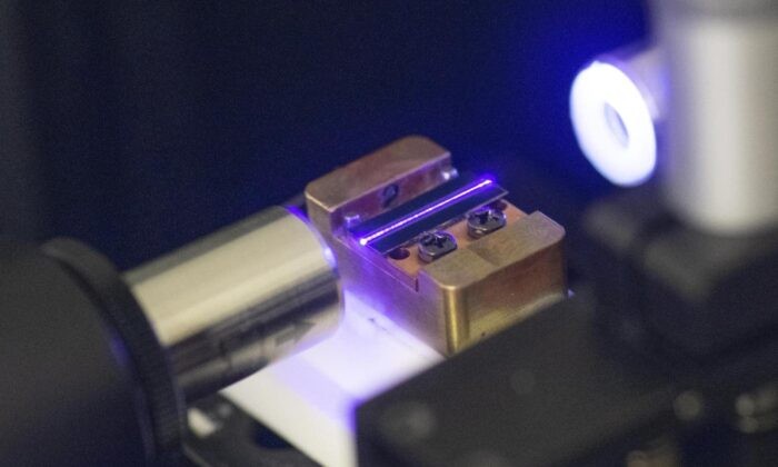 Лазер тестирует оптический волновод чипа для квантовых вычислений в лаборатории в Штутгарте, южная Германия, 14 сентября 2021 года. (Thomas Kienzle/AFP via Getty Images) | Epoch Times Россия