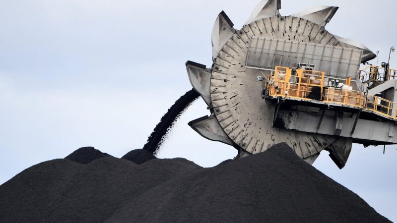 Ковш-колесо сбрасывает грунт и песок, вывезенные с другого участка шахты в Ньюкасле, Австралия, крупнейшем в мире порту, экспортирующем уголь, 5 ноября 2021 года. (SaeedKhan/AFP viaGettyImages)  | Epoch Times Россия