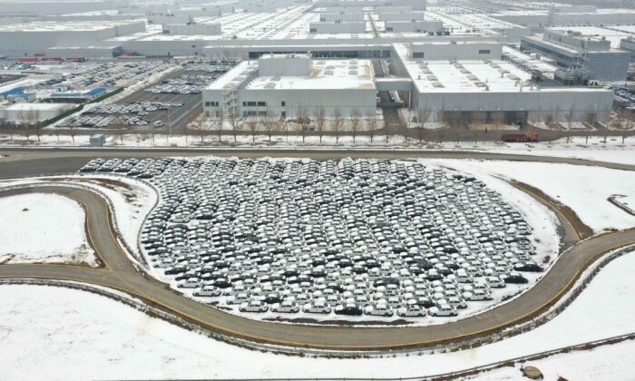 Недавно выпущенные автомобили на заводе BMW в Шэньяне в северо-восточной китайской провинции Ляонин, 17 ноября 2021 года. Фото: STR/AFP via Getty Images
 | Epoch Times Россия