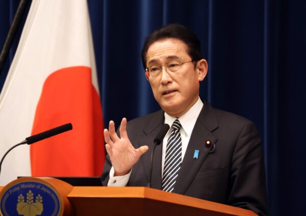 Премьер-министр Японии ФумиоКисида выступает на пресс-конференции в Токио, Япония, 21 декабря 2021 года. (YoshikazuTsuno/GettyImages)