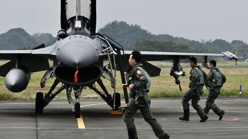 Пилоты ВВС Тайваня бегут к истребителю F-16V американского производства на базе ВВС в Чиайи, южный Тайвань, 5 января 2022 года. (SamYeh/AFP viaGettyImages)  | Epoch Times Россия