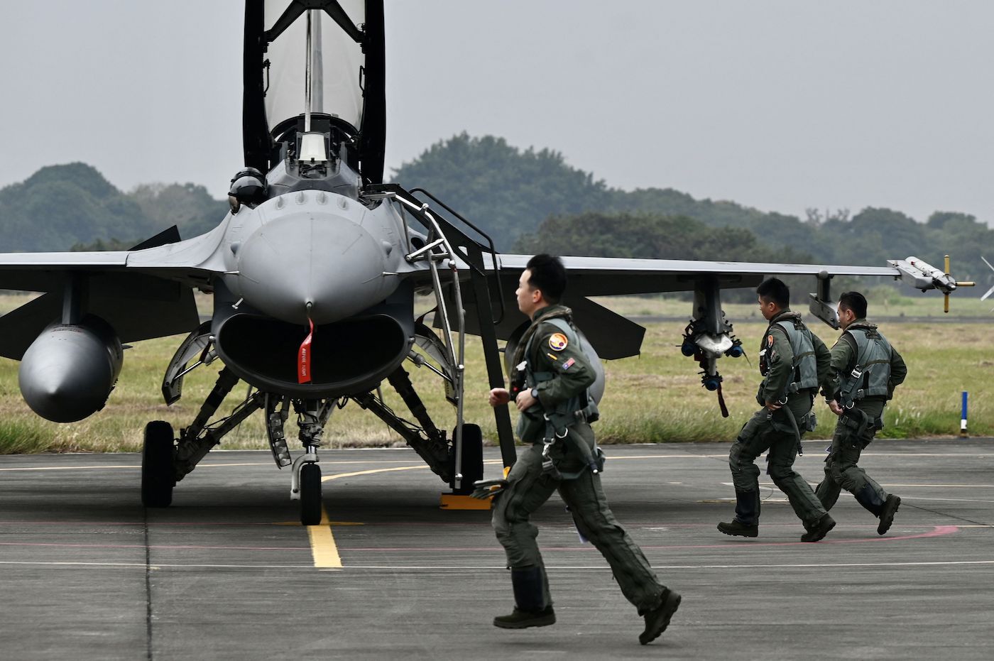 Пилоты ВВС Тайваня бегут к истребителю F-16V американского производства на базе ВВС в Чиайи, южный Тайвань, 5 января 2022 года. Фото: Sam Yeh/AFP via Getty Images