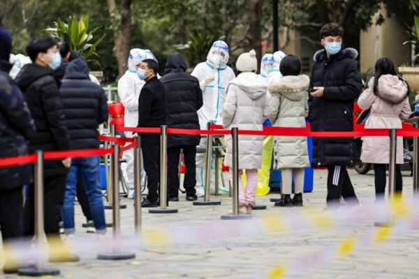 Жители стоят в очереди, чтобы сдать анализ на COVID-19 в Сучжоу, Китай, 16 февраля 2022 года. (STR/AFP via Getty Images)