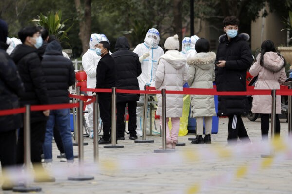 Люди стоят в очереди, чтобы сдать тест на COVID-19 в Сучжоу, провинция Цзянсу, Китай, 16 февраля 2022 года. Фото: STR/AFP viaGettyImages