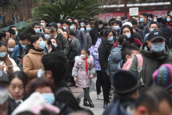 Жители выстраиваются в очередь, чтобы сдать анализ на COVID-19 в Ухане, провинция Хубэй, 22 февраля 2022 года. (STR/AFP via Getty Images)