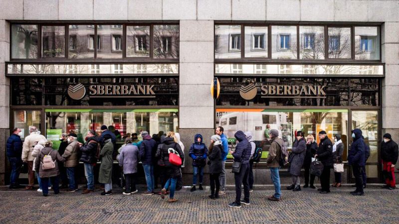 Люди стоят в очереди у отделения российского государственного банка Сбербанк, чтобы снять свои сбережения и закрыть счета в Праге 25 февраля 2022 года, перед тем как Сбербанк закрыл все свои отделения в Чешской Республике. (Michal Cizek/AFP via Getty Images)  | Epoch Times Россия