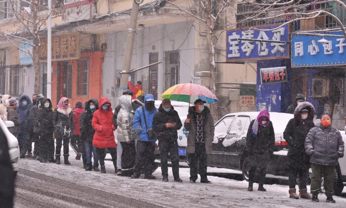 Люди стоят в очереди на анализ COVID-19 во время снегопада в Харбине в провинции Хэйлунцзян 2 марта 2022 года. (STR/AFP via Getty Images)
 | Epoch Times Россия