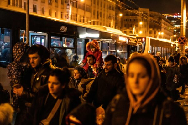 Беженцы из Украины садятся в автобусы после прибытия на Северный железнодорожный вокзал в Бухаресте, Румыния, 4 марта 2022 года. Фото: MihaiBarbu/AFP viaGettyImages