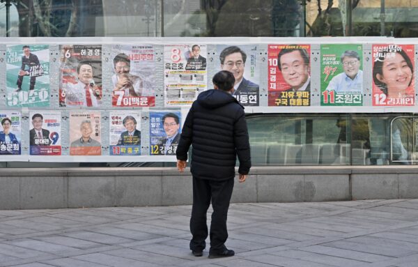 Плакаты кандидатов в президенты Южной Кореи (верхний ряд) в Сеуле в преддверии президентских выборов 9 марта. Фото: Jung Yeon-je/AFP via Getty Images