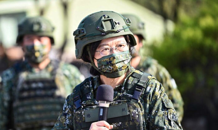 Президент Тайваня ЦайИнвэнь выступает во время инспектирования подготовки резервистов на военной базе в Таоюане 12 марта 2022 года. Фото: SamYeh/ AFP via GettyImages
 | Epoch Times Россия