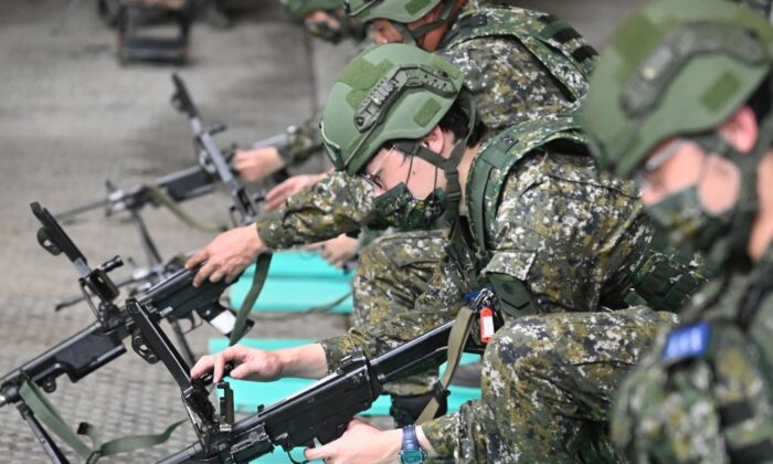 Тайваньские резервисты принимают участие в военных учениях на военной базе в Таоюане 12 марта 2022 года. Фото: SAM YEH/AFP via Getty Images
 | Epoch Times Россия