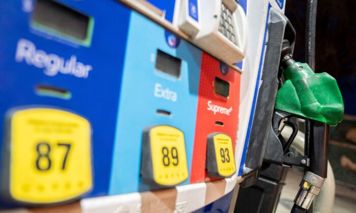 Бензиновый насос на заправочной станции Exxon в Вашингтоне, округ Колумбия, 13 марта 2022 года. (STEFANI REYNOLDS/AFP via Getty Images) | Epoch Times Россия