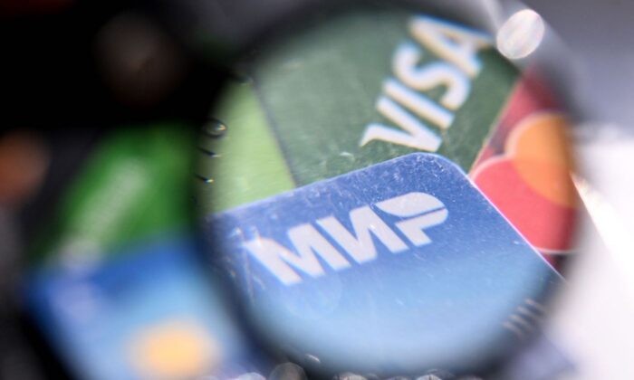 Логотипы платёжных систем Visa, Mastercard и Русский Мир на банковских картах в Москве. (AFP viaGettyImages)
 | Epoch Times Россия