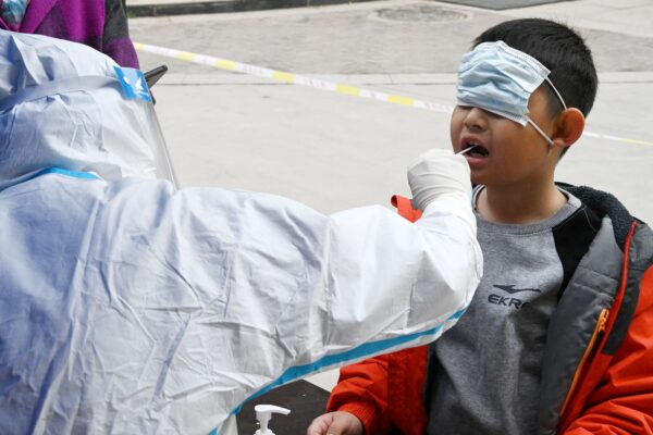 Молодой житель сдаёт тест на COVID-19 в Хандане, провинция Хэбэй, 15 марта 2022 года. Фото: STR/AFP viaGettyImages