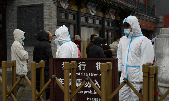 Люди стоят в очереди, чтобы сдать анализ мазка на COVID-19-19 в Пекине 17 марта 2022 года. (NoelCelis/AFP viaGettyImages)
 | Epoch Times Россия