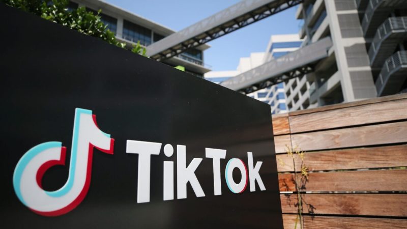 Логотип TikTok возле офиса TikTok в Калвер-Сити, Калифорния, 27 августа 2020 года. (MarioTama/GettyImages)  | Epoch Times Россия