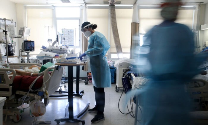Дипломированная медсестра Алиша Тиберт ухаживает за пациентами с COVID-19 в отделении интенсивной терапии в медицинском центре Harbour-UCLA 21 января 2021 года в Торрансе, Калифорния. Фото: Mario Tama/Getty Imageses | Epoch Times Россия