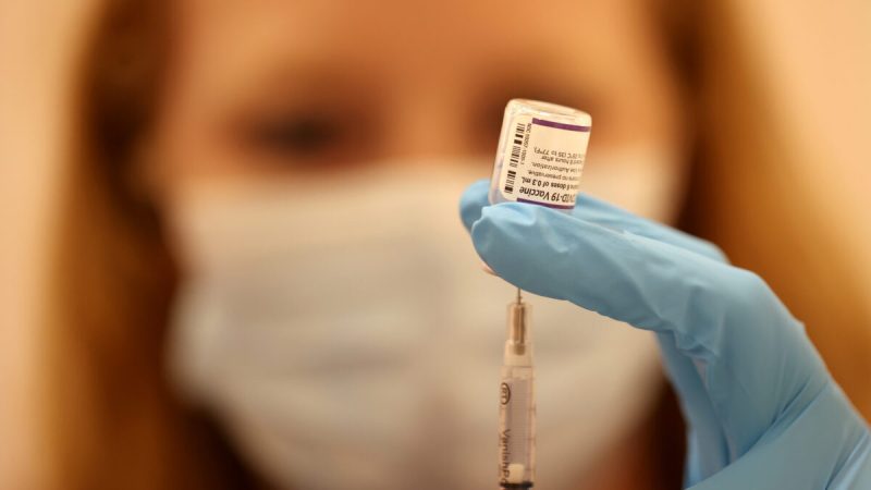 Шприц с вакциной против COVID-19 от компании Pfizer. (Justin Sullivan/Getty Images)  | Epoch Times Россия