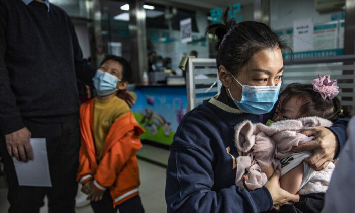 Дети ожидают прививок против COVID-19 в пункте вакцинации в Ухане, Китай, 18 ноября 2021 года.(GettyImages)
 | Epoch Times Россия
