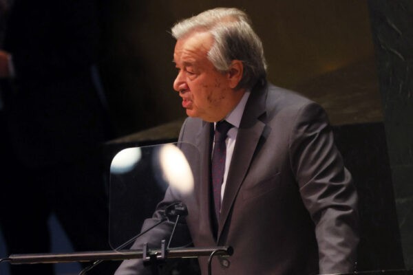 Генеральный секретарь ООН Антониу Гутерриш выступает во время специальной сессии Генеральной Ассамблеи в штаб-квартире ООН 28 февраля 2022 года в Нью-Йорке. Фото: Michael M. Santiago/GettyImages