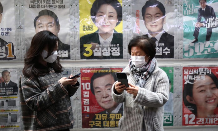 Южнокорейцы стоят в очереди, чтобы досрочно отдать свои голоса на президентских выборах, которые пройдут 9 марта на местном избирательном участке в Сеуле, Южная Корея, 4 марта 2022 года. Фото: Chung Sung-Jun/Getty Images
 | Epoch Times Россия