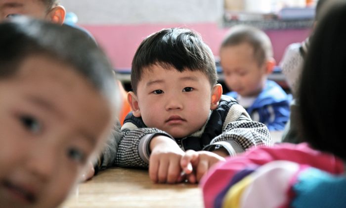 Маленькие китайские дети в дошкольном  учреждении в Пекине 26 апреля 2012 года. (STR/AFP/Getty Images) | Epoch Times Россия