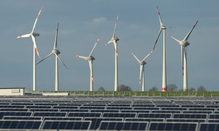 Ветряные электростанции стоящие за солнечными батареями недалеко от Вердера. Германия, 30 октября 2013 года. Изображение: SeanGallup/GettyImages | Epoch Times Россия