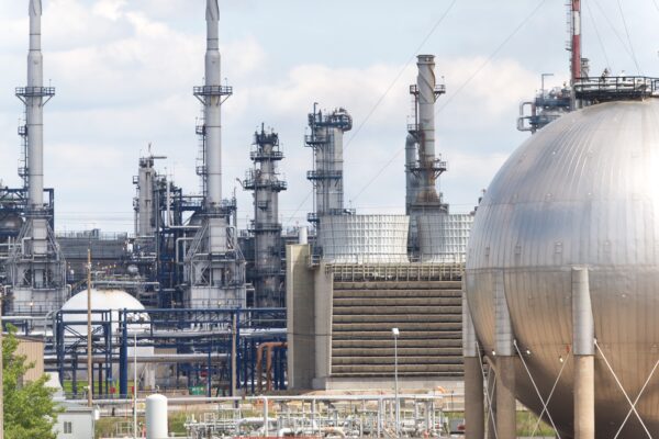 Нефтеперерабатывающий завод Suncor в Эдмонтоне, 17 июня 2015 года. Фото: AFP viaGettyImages/GeoffRobins