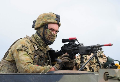 Австралийский солдат из 7 бригады управляет пулемётом через башню грузовика в рамках учений Talisman Sabre в Рокгемптоне, Австралия, 9 июля 2015 года. (Ian Hitchcock/Getty Images)