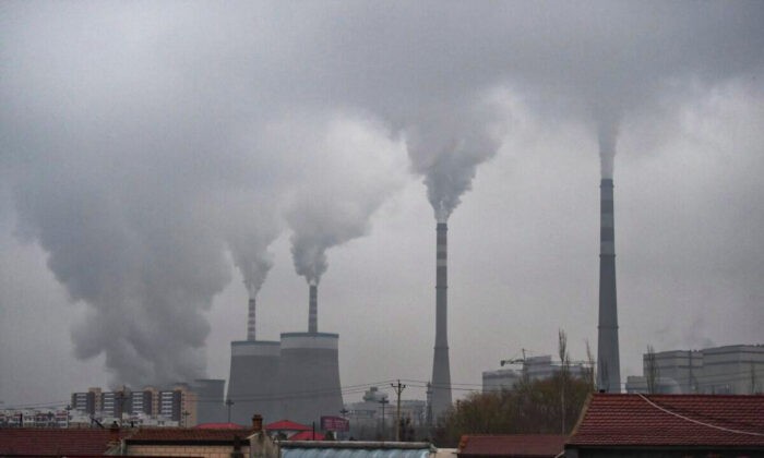 Дым от электростанции, работающей на угле, недалеко от Датуна, в северной китайской провинции Шаньси, 19 ноября 2015 года. (Greg Baker/AFP via Getty Images)
 | Epoch Times Россия