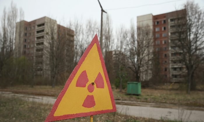 Знак предупреждает о радиационном загрязнении возле пустых жилых домов в Припяти, недалеко от Чернобыля, Украина, 9 апреля 2016 года. (SeanGallup/GettyImages)
 | Epoch Times Россия