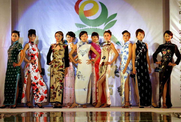 Китайские модели представляют китайские традиционные платья ципао на показе мод в Шеньяне 6 сентября 2005 г. Photo AFP/AFP via Getty Images.