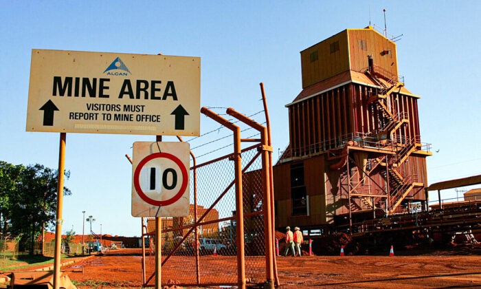 Бокситовый рудник Алкан Гоув и завод по переработке глинозёма — крупнейшее промышленное предприятие на Северной территории, Австралия, 3 декабря 2005 г. Фото: Torsten Blackwood/AFP via Getty Images | Epoch Times Россия