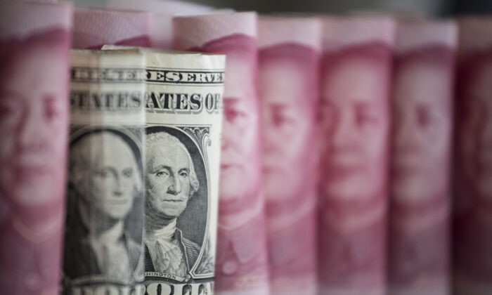 Китайские банкноты в 100 юаней и один доллар США в Пекине 6 января 2017 года. (FredDufour/AFP viaGettyImages) | Epoch Times Россия
