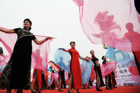 Более 500 женщин приняли участие в демонстрации платьев ципао в Бочжоу, встречая Международный женский день. Photo de VCG/VCG via Getty Images.
 | Epoch Times Россия