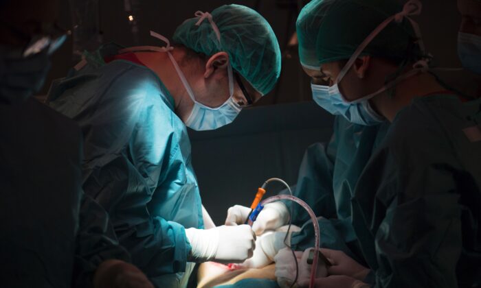 Врачи в Испании проводят трансплантацию почки пациенту в Мадриде, 28 февраля 2017 г. Фото: PIERRE-PHILIPPE MARCOU/AFP via Getty Images | Epoch Times Россия