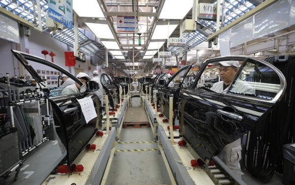 Рабочие на производственной линии по выпуску автомобилей на заводе в Чанчуне в северо-восточной китайской провинции Цзилинь, 1 ноября 2017 года. (STR/AFP via Getty Images)