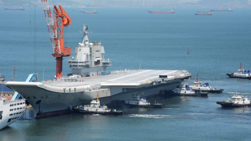 Первый китайский авианосец отечественного производства, известный как Type- 001 или Shandong, возвращается в порт Даляня, китайская провинция Ляонин, 18 мая 2018 года. (AFP viaGettyImages)  | Epoch Times Россия