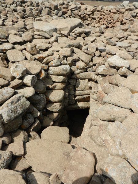 Вход в погребальную пещеру Руджм эль-Хири. (Image: via Wikipedia)