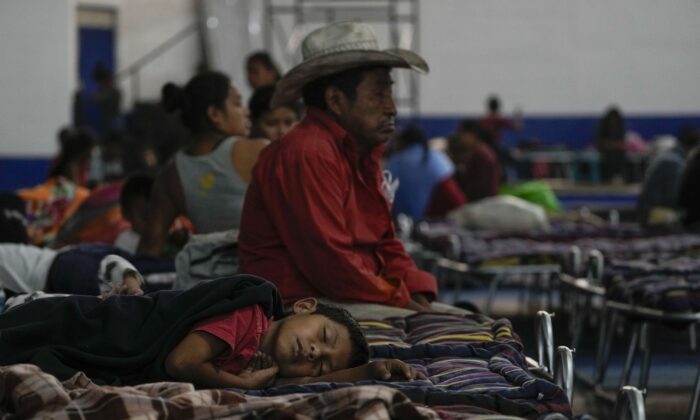 Люди собираются в спортивном зале, созданном в качестве убежища для тех, кто эвакуируется со склонов вулкана Фуэго в Санта-Люсия-Котсумальгуапа, Гватемала, 8 марта 2022 года. (Moises Castillo/AP Photo)
 | Epoch Times Россия