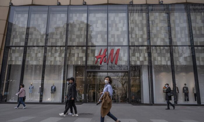 Люди на фоне магазина одежды H&M в торговом районе Пекина, Китай, 30 марта 2021 года. (Kevin Frayer/Getty Images)
 | Epoch Times Россия
