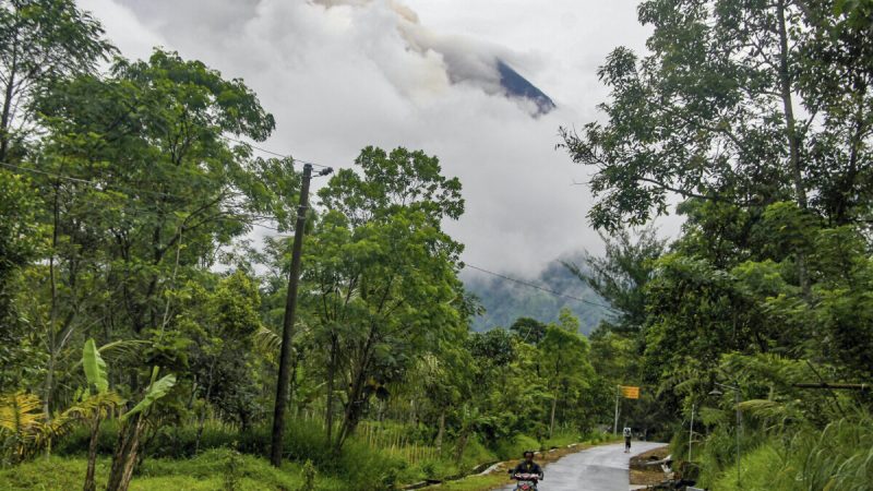 Извержение вулкана Мерапи, вид из деревни Кангкринган в Слемане, Джокьякарта, 10 марта 2022 года. (Slamet Riyadi/AP Photo)
 | Epoch Times Россия